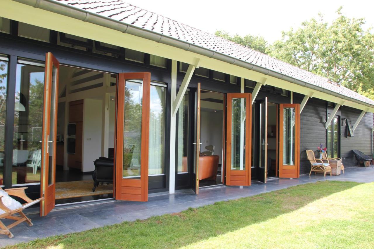 Familiehuis De Betuwe met kunstgras tennisbaan en sauna Villa Erichem Buitenkant foto