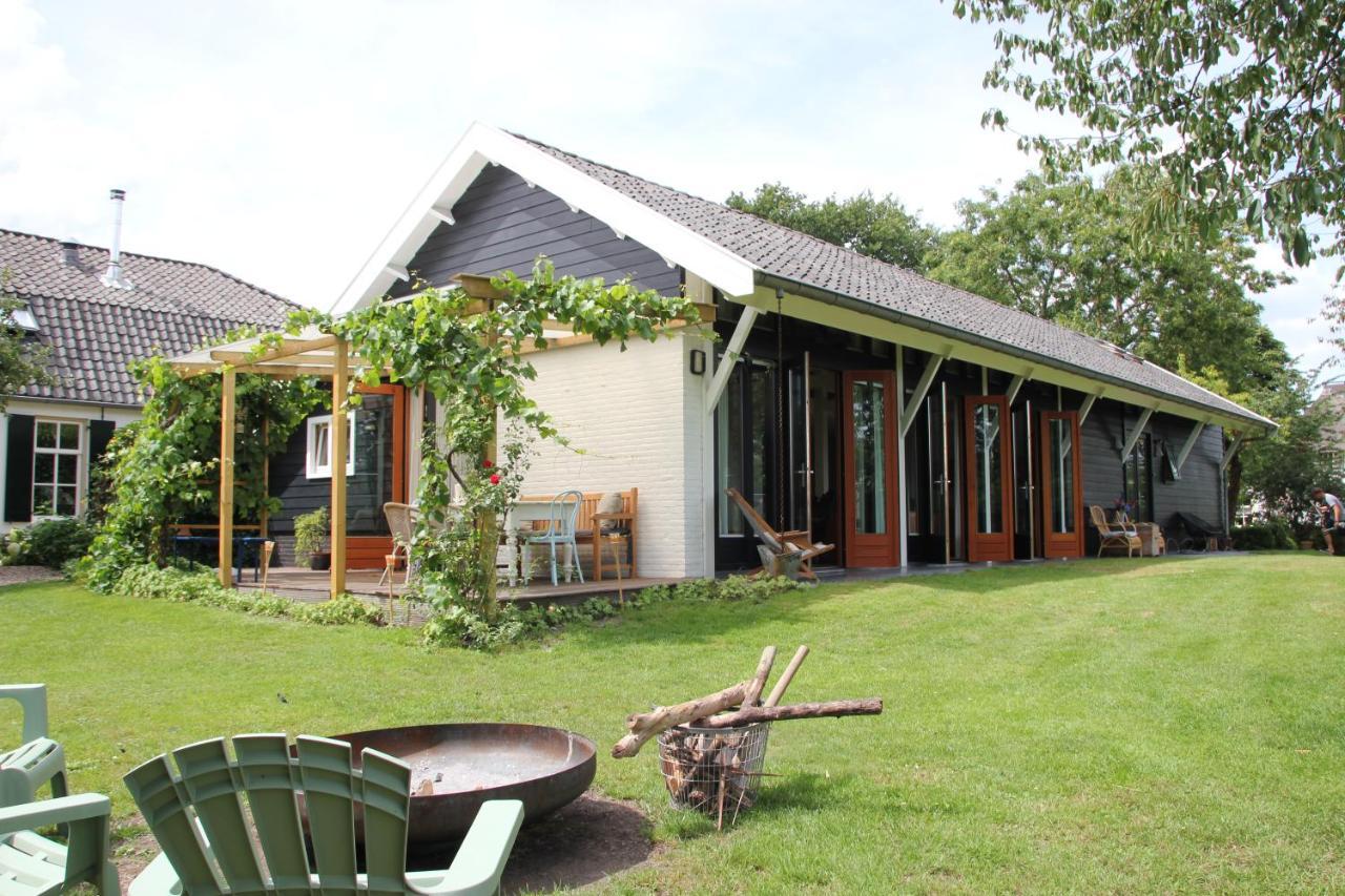 Familiehuis De Betuwe met kunstgras tennisbaan en sauna Villa Erichem Buitenkant foto