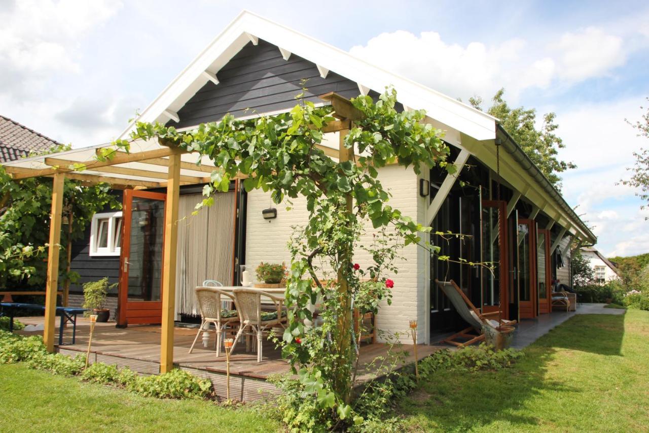 Familiehuis De Betuwe met kunstgras tennisbaan en sauna Villa Erichem Buitenkant foto