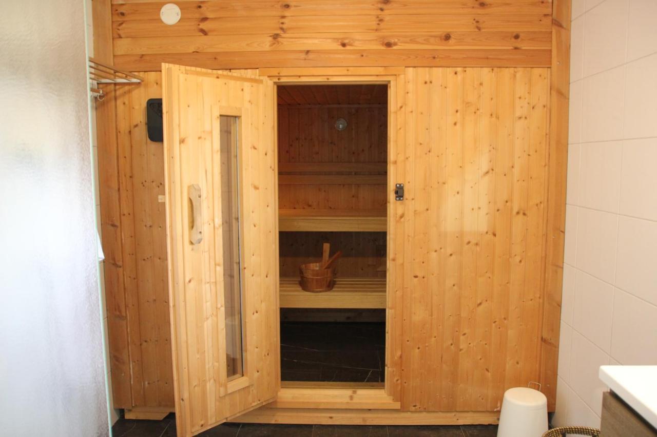 Familiehuis De Betuwe met kunstgras tennisbaan en sauna Villa Erichem Buitenkant foto
