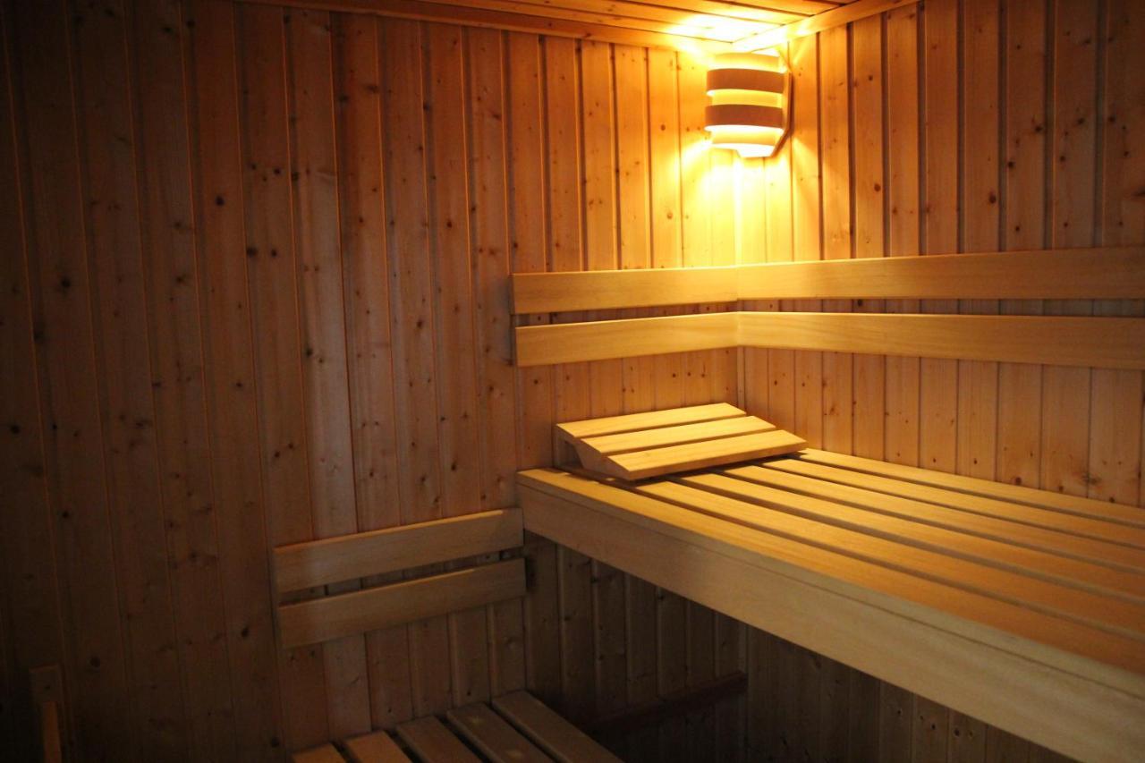 Familiehuis De Betuwe met kunstgras tennisbaan en sauna Villa Erichem Buitenkant foto