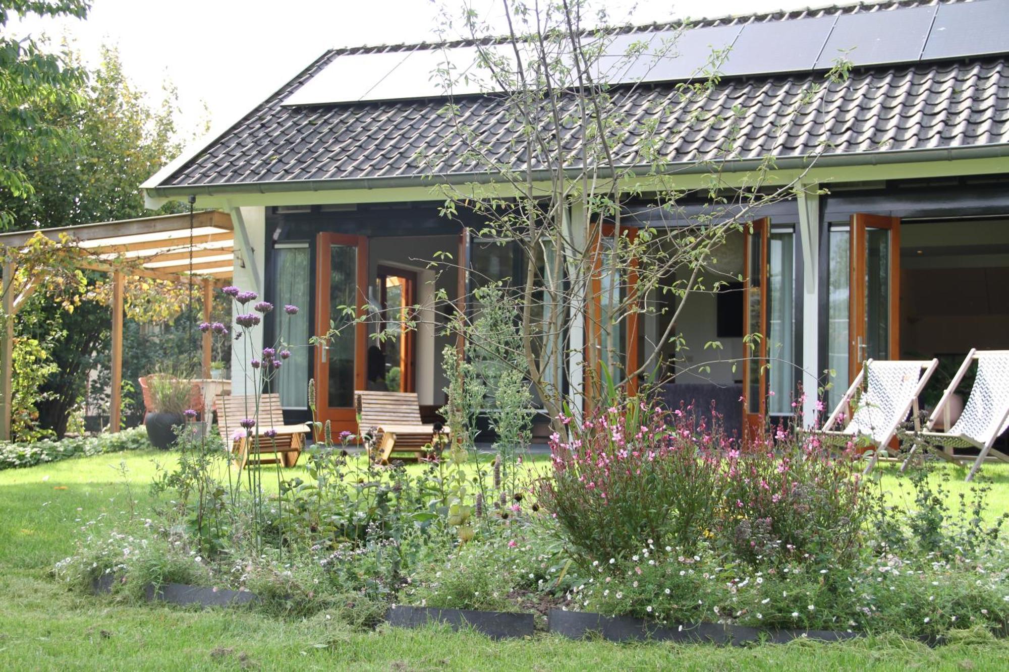 Familiehuis De Betuwe met kunstgras tennisbaan en sauna Villa Erichem Buitenkant foto