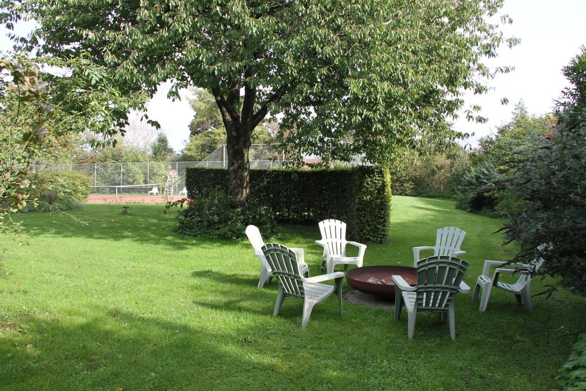 Familiehuis De Betuwe met kunstgras tennisbaan en sauna Villa Erichem Buitenkant foto