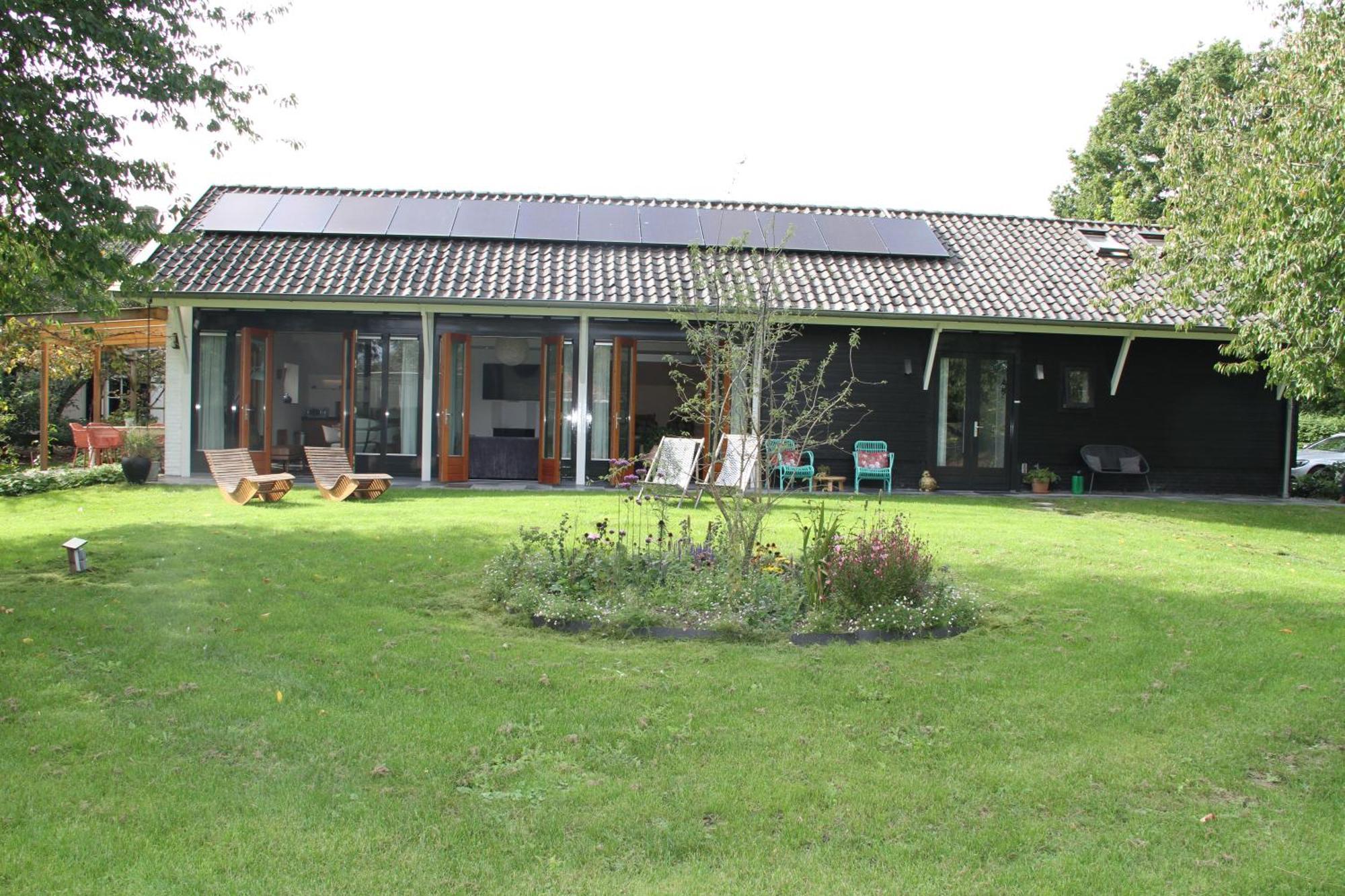Familiehuis De Betuwe met kunstgras tennisbaan en sauna Villa Erichem Buitenkant foto