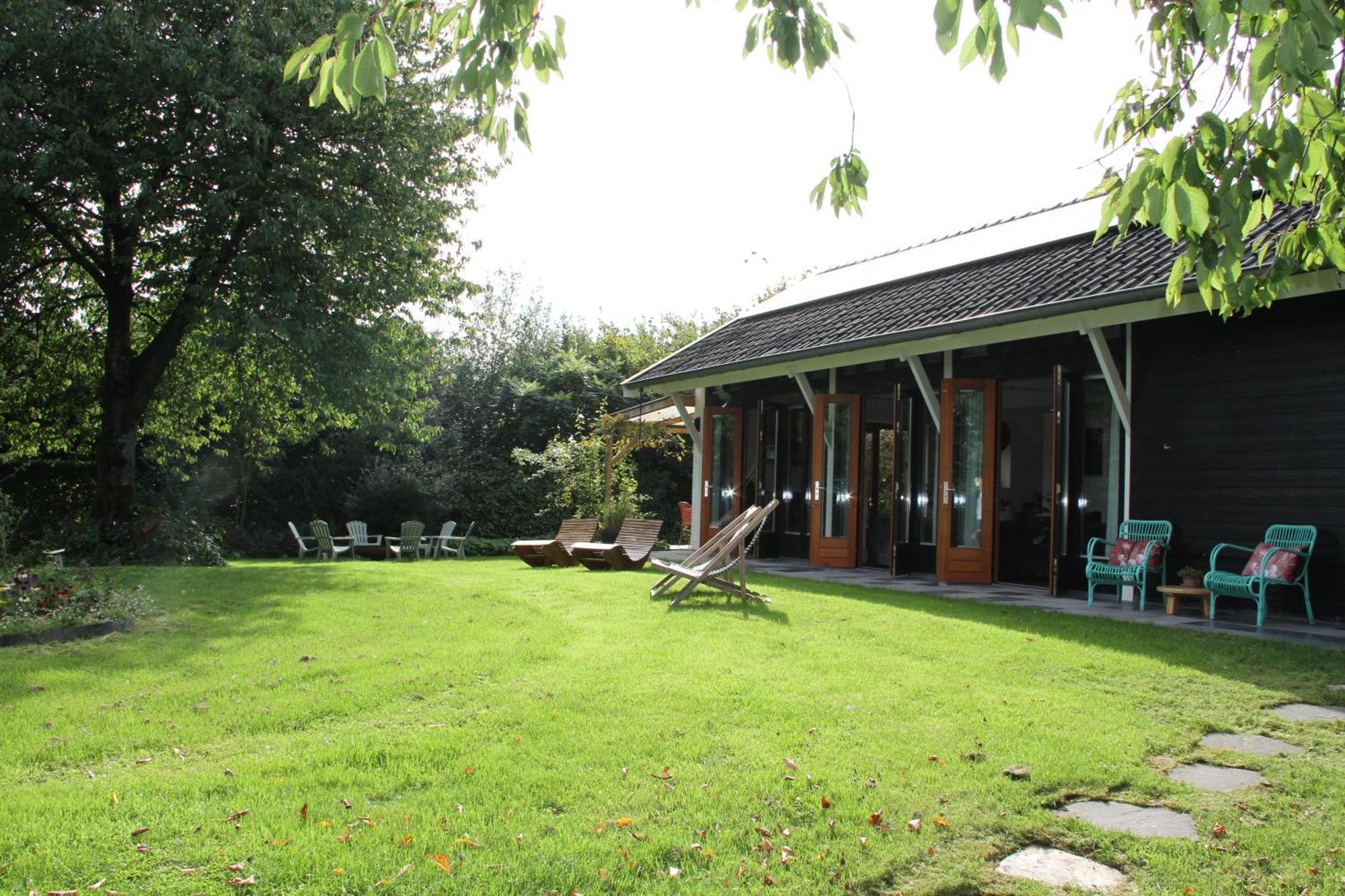 Familiehuis De Betuwe met kunstgras tennisbaan en sauna Villa Erichem Buitenkant foto